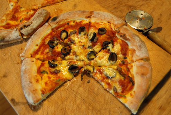 ブラックオリーブとアンチョビのピザ