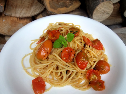 アウトドア料理-トマト畑のパスタ
