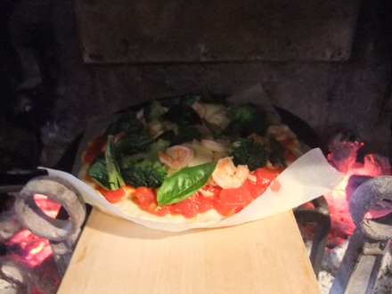 薪ストーブ料理-海老とブロッコリーのピザをピザストーンで焼く