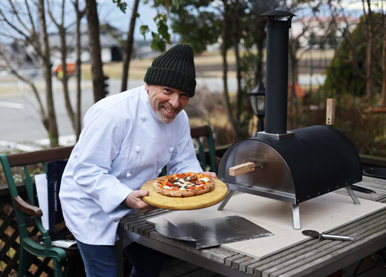 可愛らしいピザ窯「KABUTO」 | ポールキャスナー・コラム／薪ストーブ