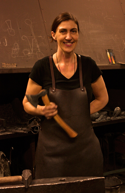 スウェーデンの歴史の斧を再現する女性鍛冶屋さん | ポールキャスナー 