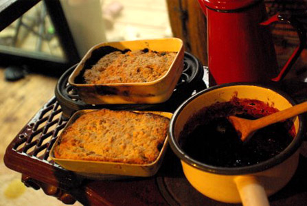 薪ストーブ料理-桑の実の焼きデザートと桑の実ジャム