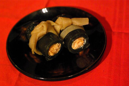 薪ストーブ料理-鮭昆布巻