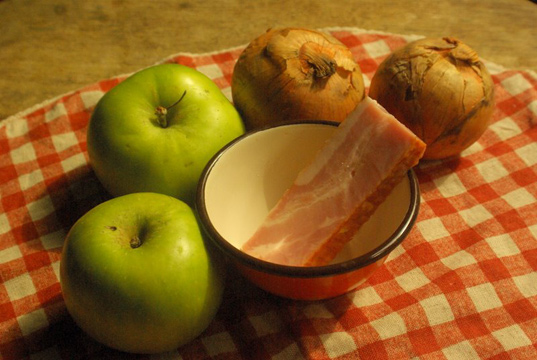 りんご（ブラムリー）と玉ねぎのいためもの-材料
