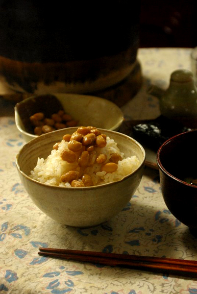 薪ストーブ料理-わらづと納豆