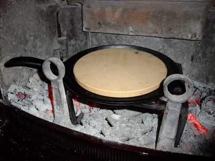 海老とブロッコリーのピザをピザストーンで焼く 高橋みな 火のあるお料理とクックウェア探検