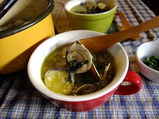 薪ストーブ料理-はまぐりのスープ